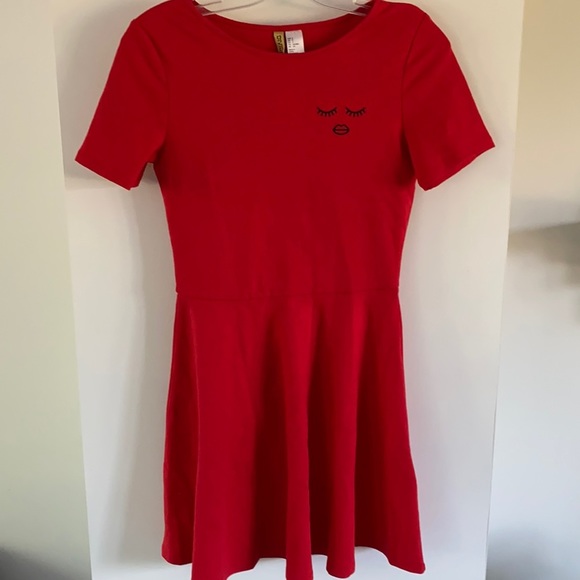 🌷. NWT H&M divided red tee dress red lips eye lashes - Picture 1 of 5